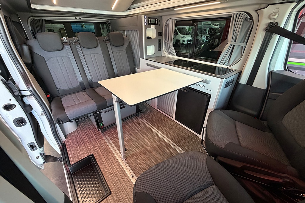 Innenraum mit Tisch des Panama Campervan auf Renault-Basis