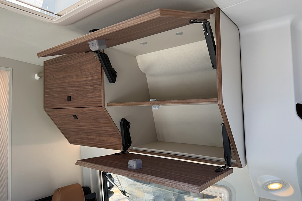 Geöffnete Oberschränke mit Doppelklappen im Westfalia Columbus Liner