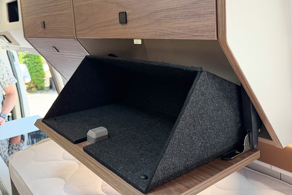 Aufgeklappter Stauraum im Oberschrank des Westfalia Columbus Liner