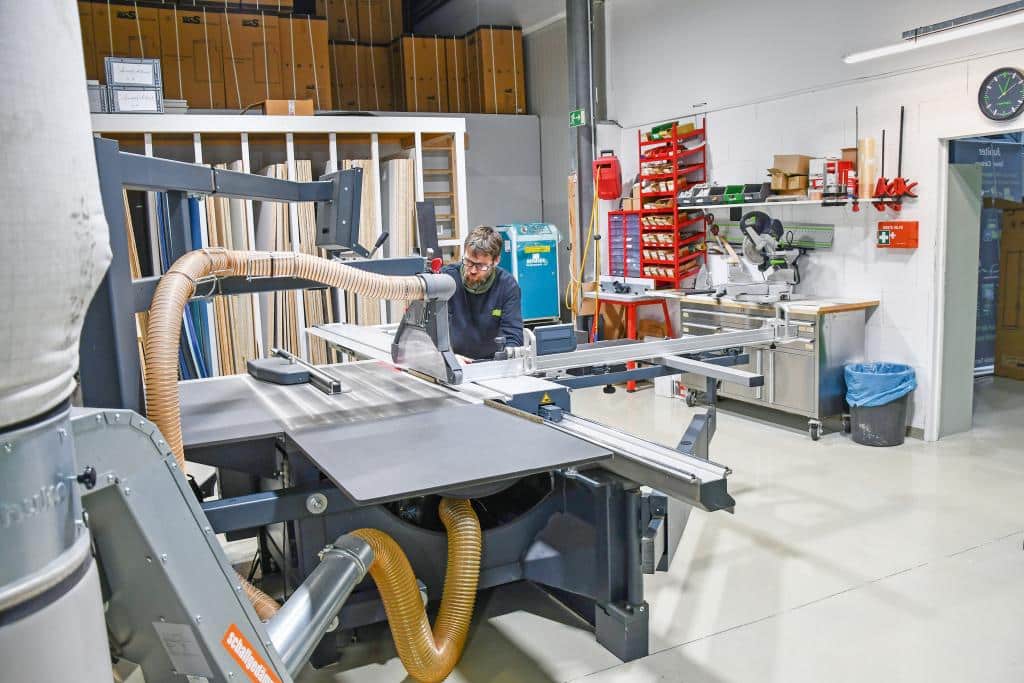 WCS-Techniker arbeitet an einer Plattensäge in der Werkstatt