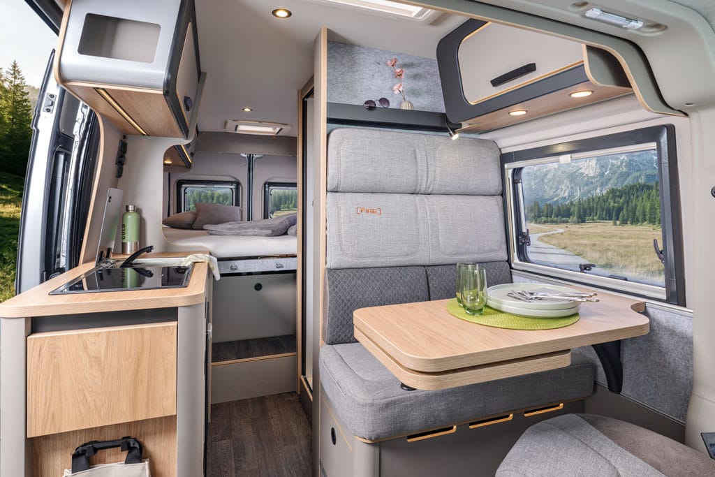 Neues Weinsberg-Interieur für 2027 im CaraBus Grey Edition Fire
