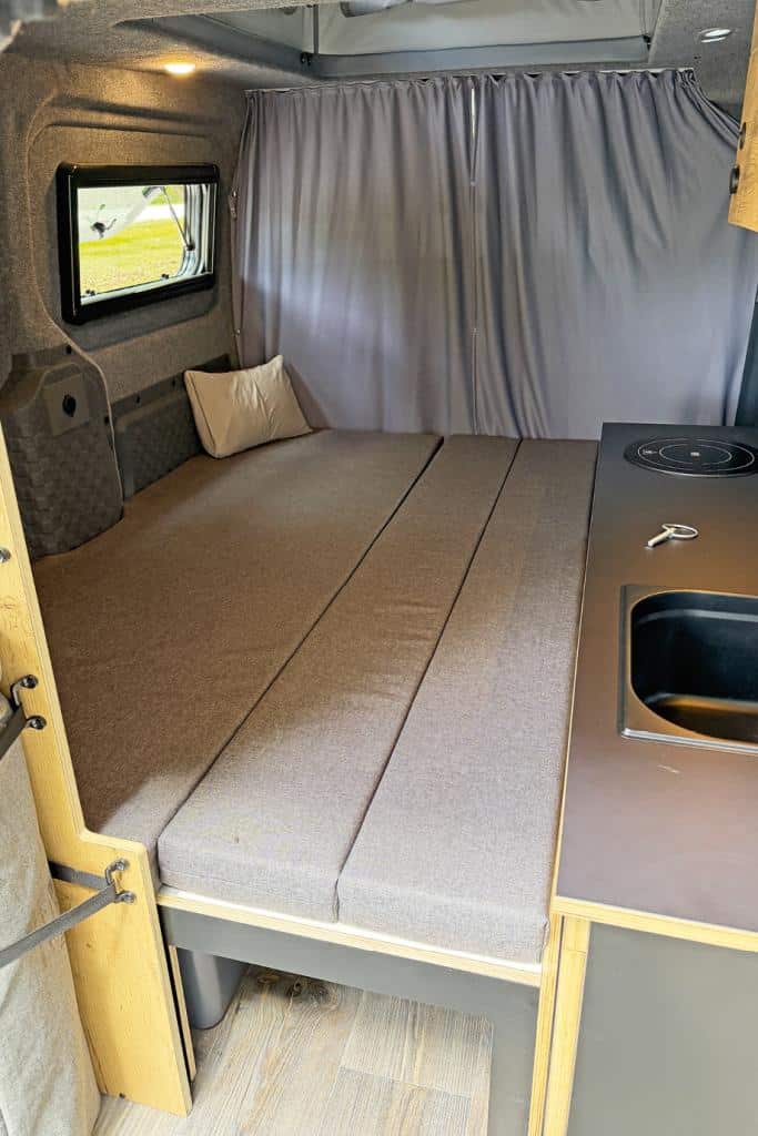 Alpincamper KIA PV5 Bett