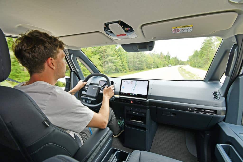 Alpincamper KIA PV5 Fahrer im Fahrerhaus