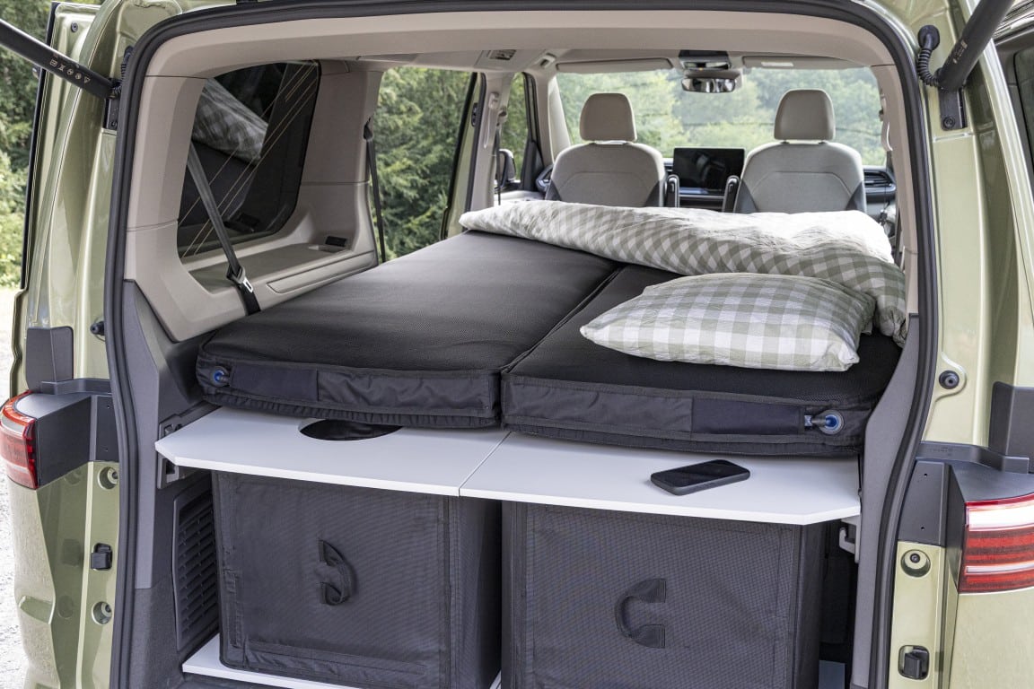 VW California Beach mit aufblasbaren Campingmodulen