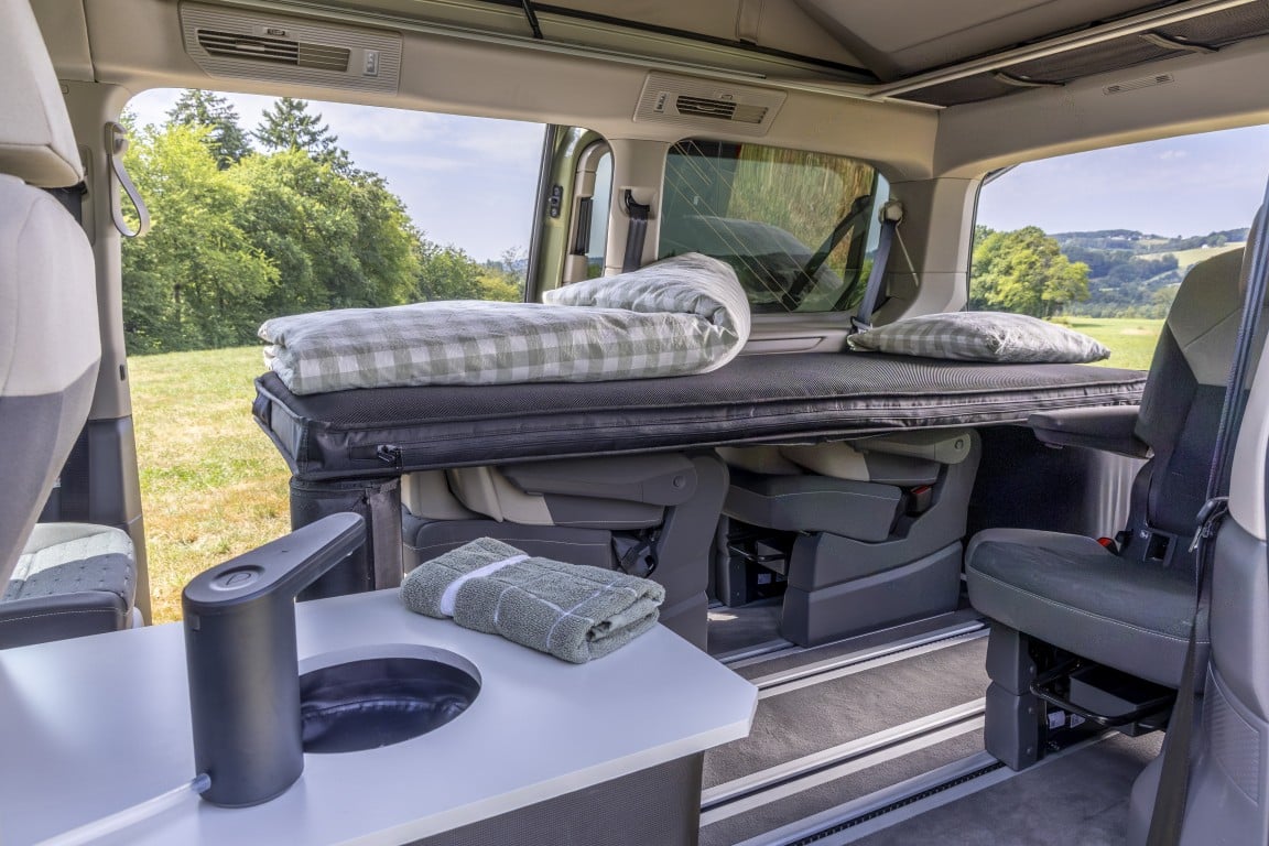 VW California Beach mit aufblasbaren Campingmodulen