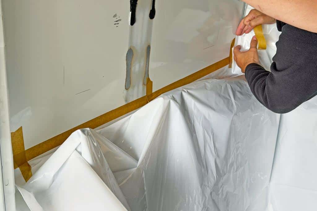 Wie bei allen spanbrechenden Arbeiten lohnt sich sauberes Abkleben. Wo das Fenster sitzt, sollte mehrfach geprüft werden.