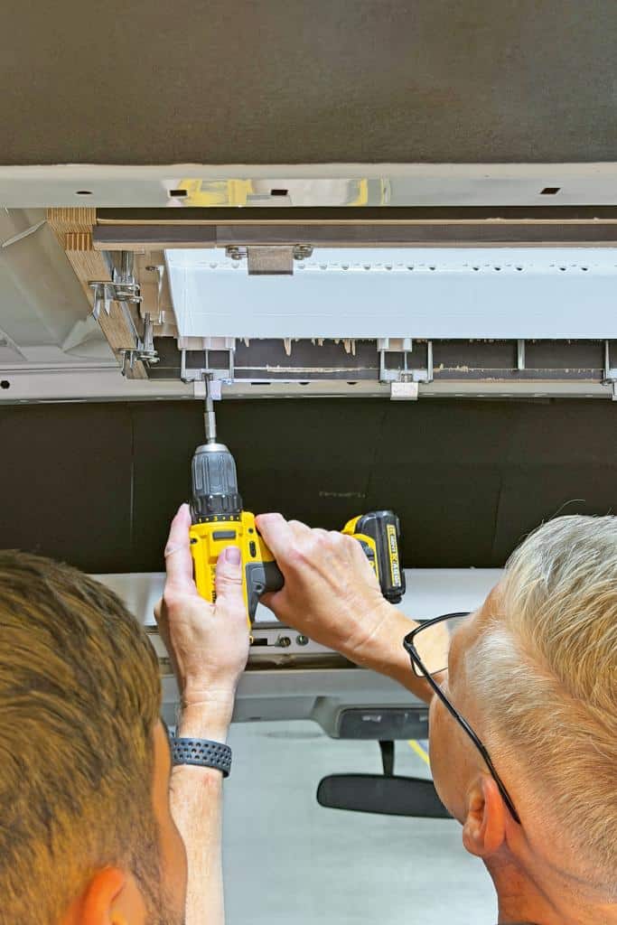 Auch beim Heki ergibt sich die gewünschte Wandstärke durch einen Holzrahmen. Über einen Montagesatz werden Fenster und Rahmen fixiert.