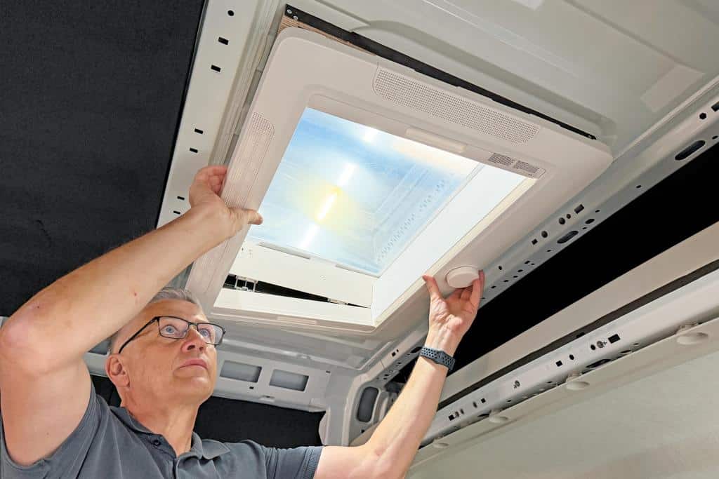 Anders als beim seitlichen Fenster wird der Innenrahmen samt Kurbel, Verdunkelung und Fliegenschutz nur noch geklemmt.