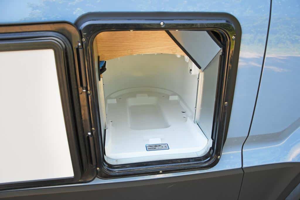 Außenfach des Campervans mit herausnehmbarer Kassettentoilette