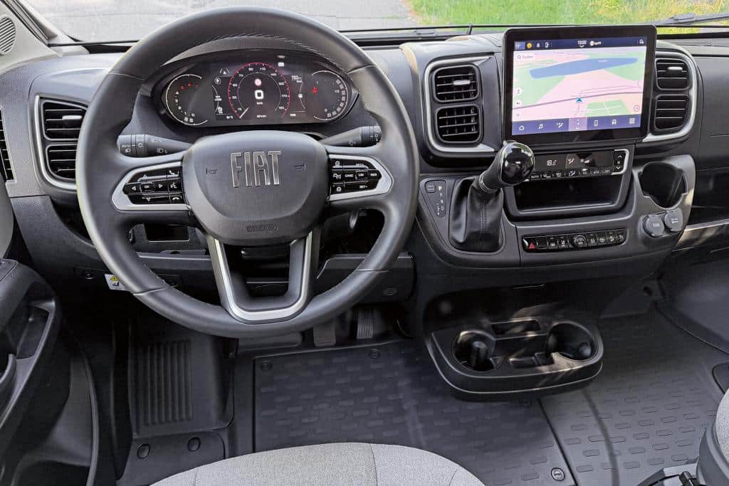 Cockpitansicht mit Ford-Lenkrad, digitalem Kombiinstrument und Navigationsdisplay.