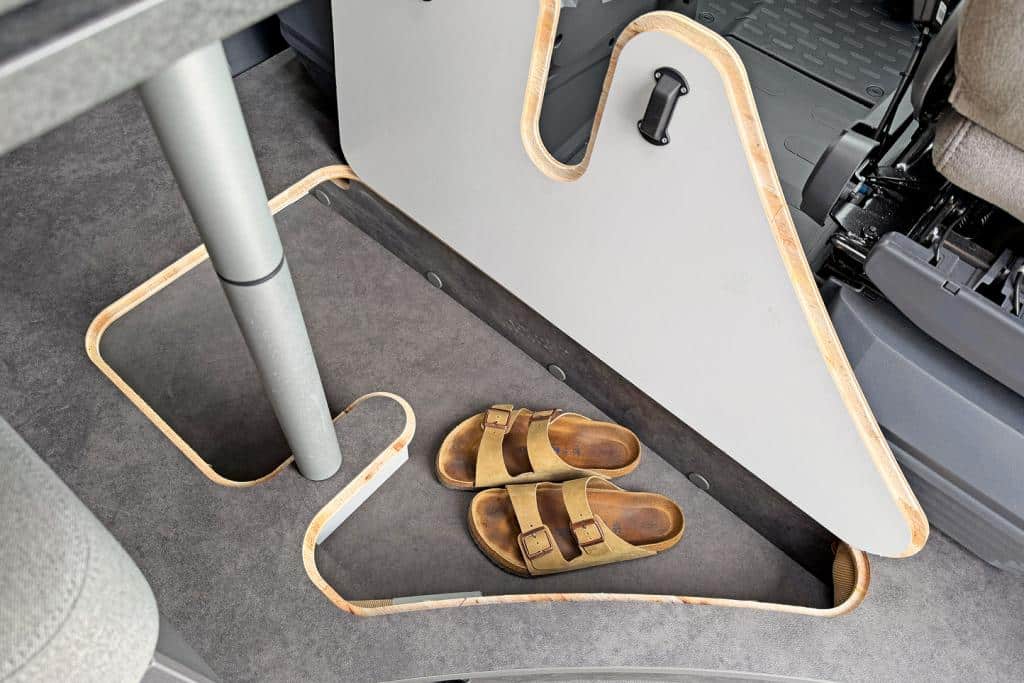 Zwei Paar Sandalen liegen im Fußraum des Campers.